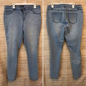 FINAL PRICE ⬇️ Light wash SUPER STRETCHY jeans